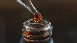 Die besten 17 ätherischen Öle gegen Akne (unterstützt durch wissenschaftliche Forschung)