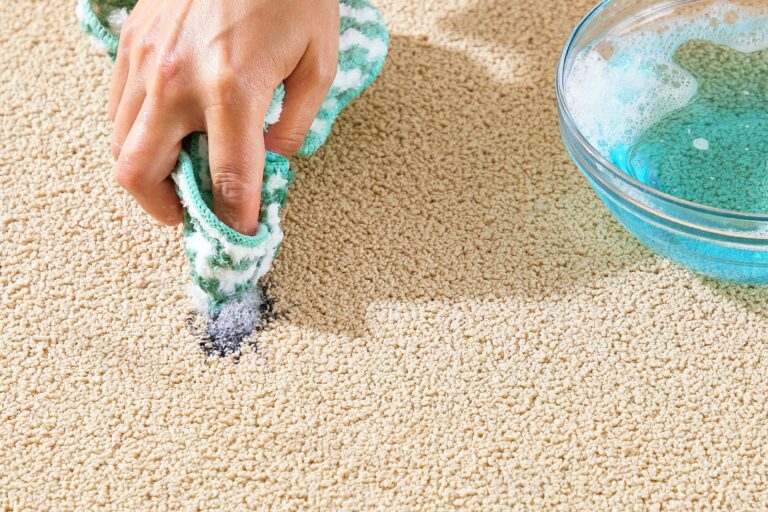 18 einfache Hausmittel zum Entfernen von dauerhaften Markierung Flecken