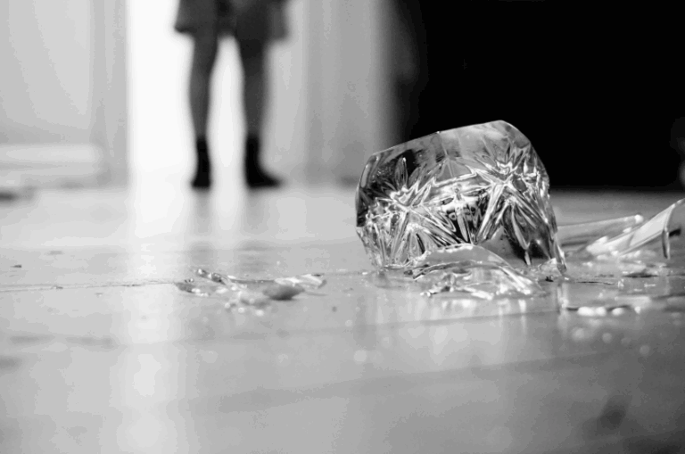 Träume über zerbrechendes Glas Bedeutung 18 Szenarien